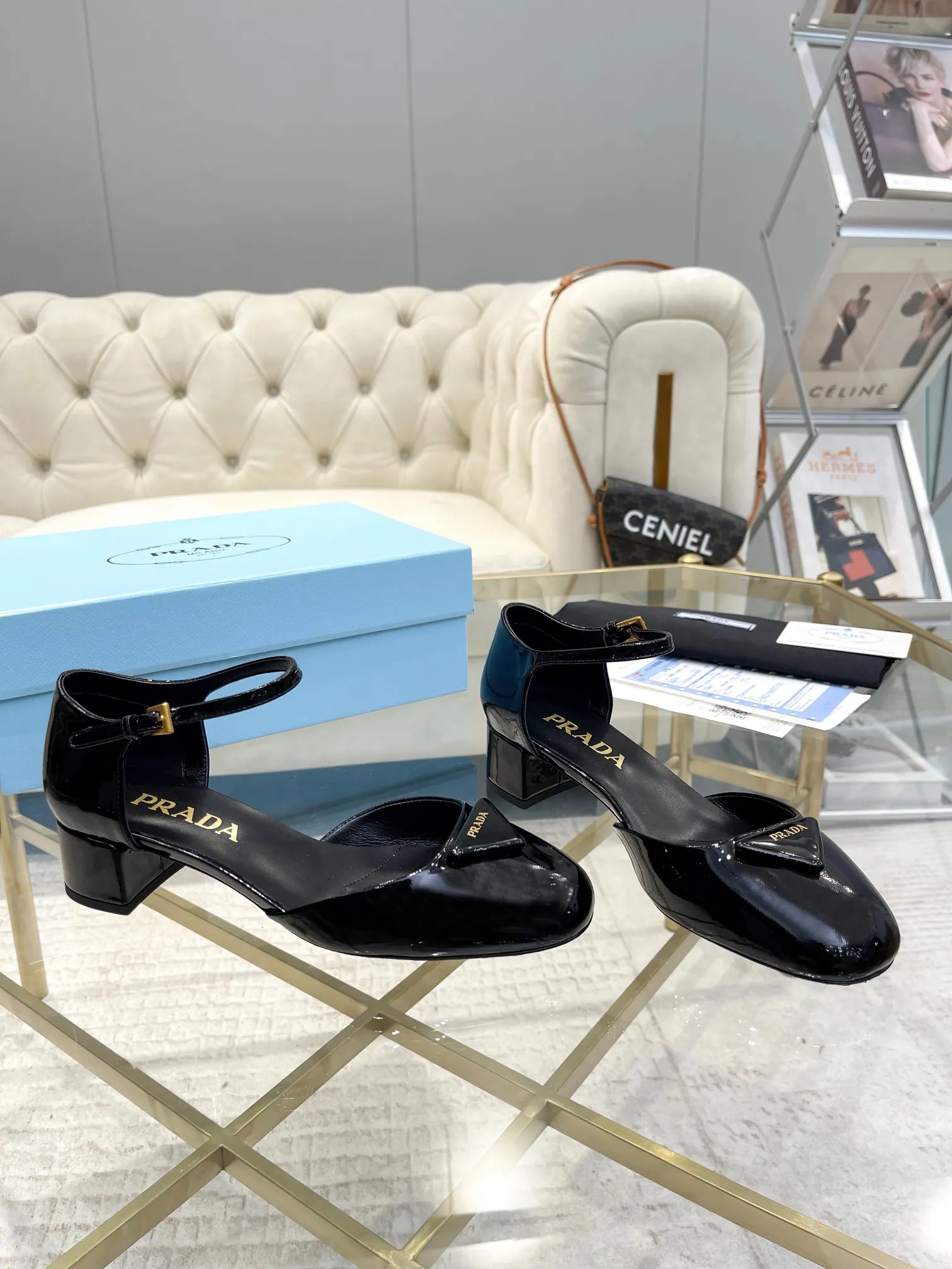 👟👟Ex-factory price 560👟👟 (imitation leather bottom-20) PRADA 👉Ready stock👈Remove the original plate and make a 1:1 replica‼ ️The highest version👌2024Prada early spring catwalk hot style 😘Latest spring style thick heel series (genuine leather sole), (simulated leather sole) goddess must-have super beautiful on the feet 👉The upper is made of imported cow patent leather, soft and textured, lining + foot pads, imported sheepskin lining, breathable and comfortable, reverse molded brand buckle, heel height 4.5M, size 35M-39M (34 40 41 42 Customized (non-returnable and non-exchangeable)